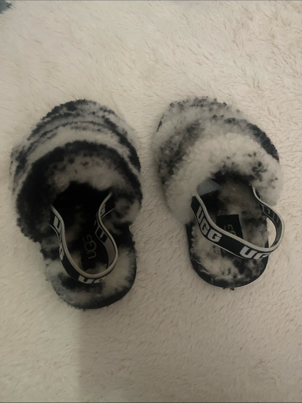 UGG Kids Tie-Dye Fluff Slide Sandals in Black and White